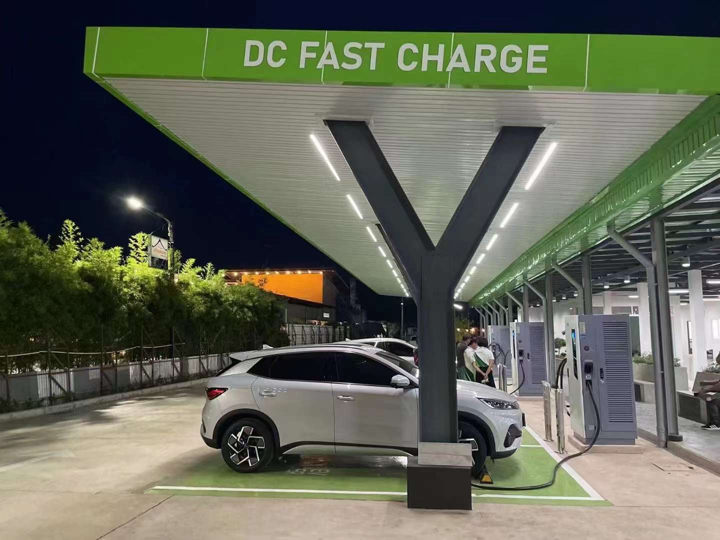 Nighttime view of a Fast DC EV Charging Station in Thailand, providing rapid charging solutions for electric vehicles, equipped with Pilot x Piwin's advanced technology.