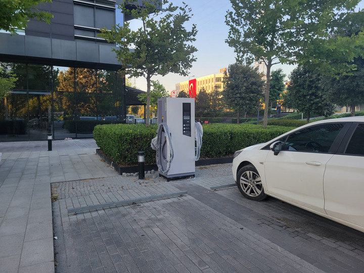 DC EV Chargers at an outdoor office building parking lot in Korea, featuring Pilot x Piwin's sleek design and advanced technology for electric vehicle.